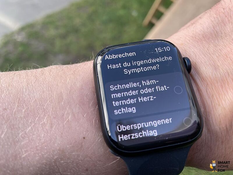 Man sieht, wie bei der EKG-Funktion auf der Apple Watch Series 7, mögliche Symptome abgefragt werden.